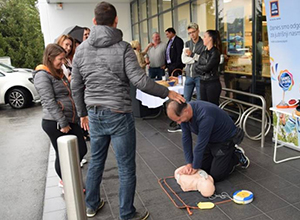 iHELP seminar oživljana z uporabo defibrilatorja - HOFER